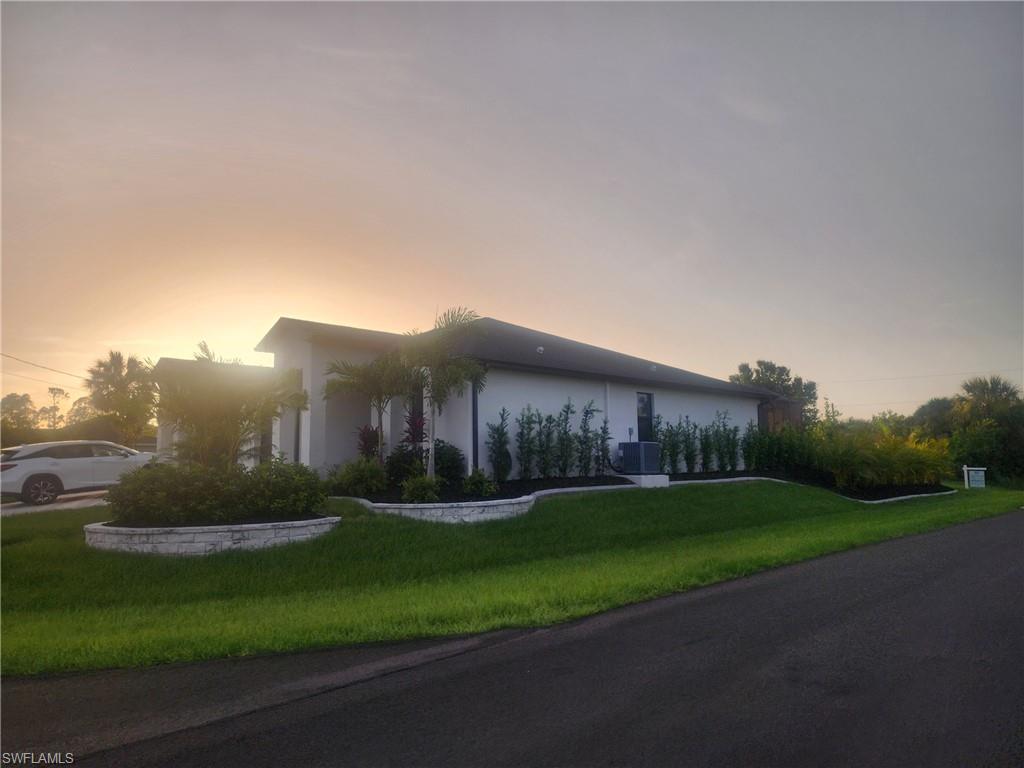 View of front of home featuring a front lawn and stucco siding