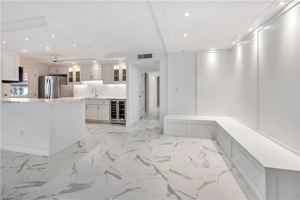 Built-in dining area seating & specialty lighting