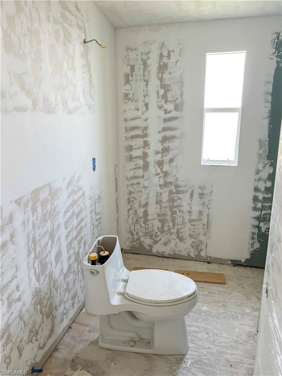 Full Guest Bathroom off hallway