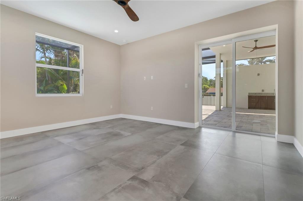 Unfurnished room featuring ceiling fan, concrete floors, and recessed lighting