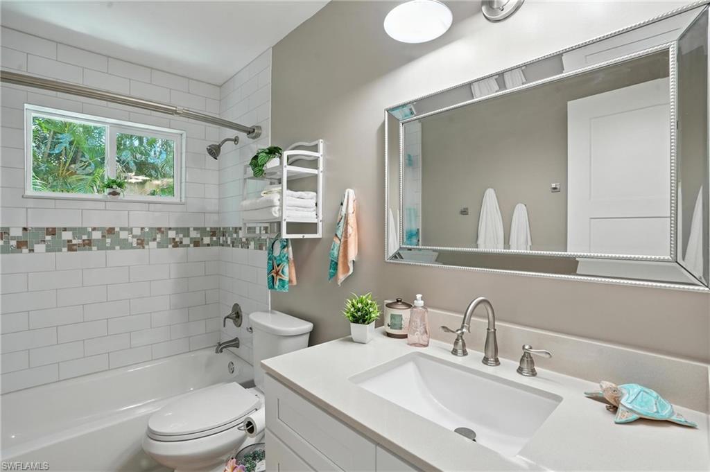 Full Hallway Bathroom for Guest