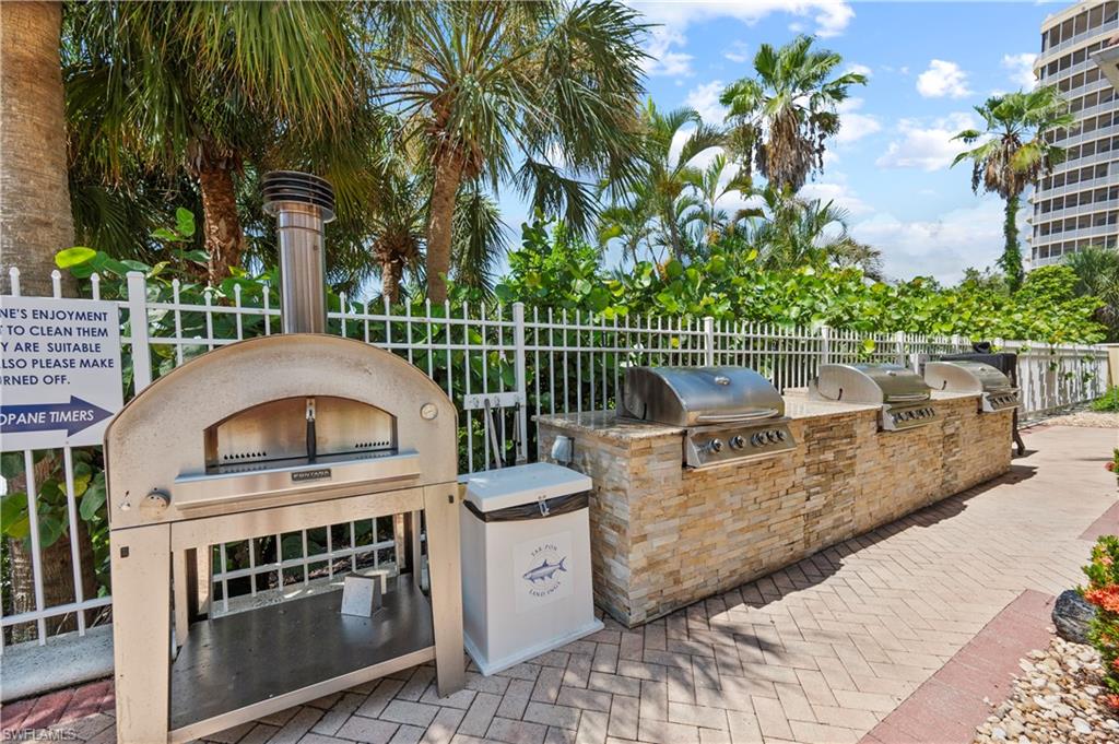 Outdoor grilling area with a Pizza oven!!!