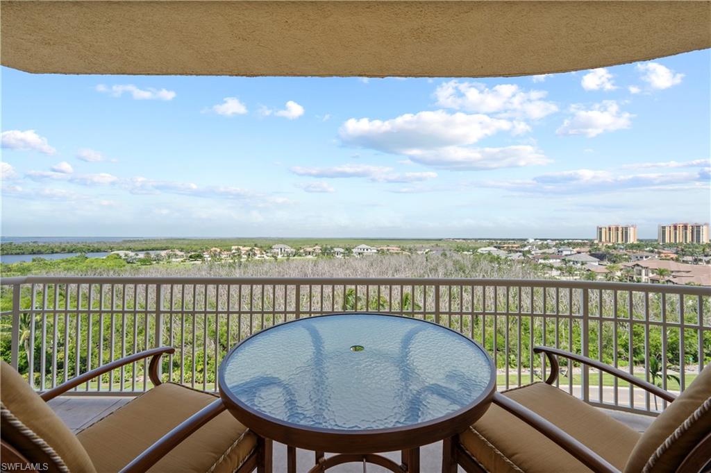 West facing balcony for FANTASTIC SUNSETS!!