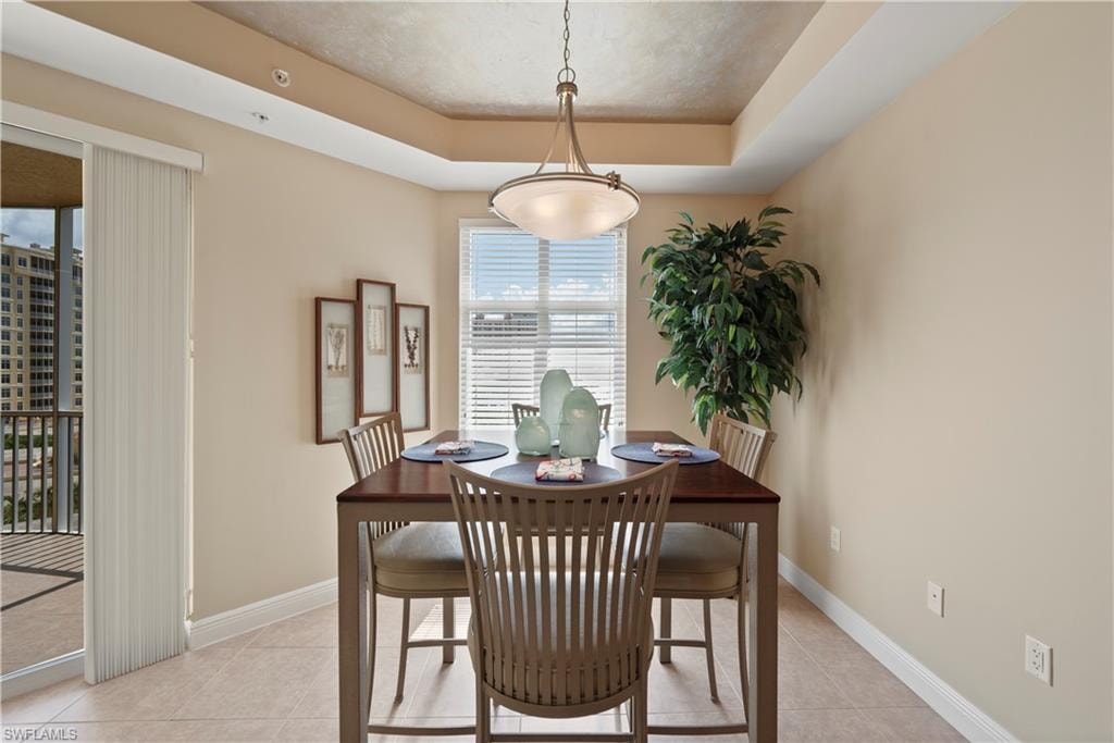 EAT IN KITCHEN AREA WITH A VIEW!!