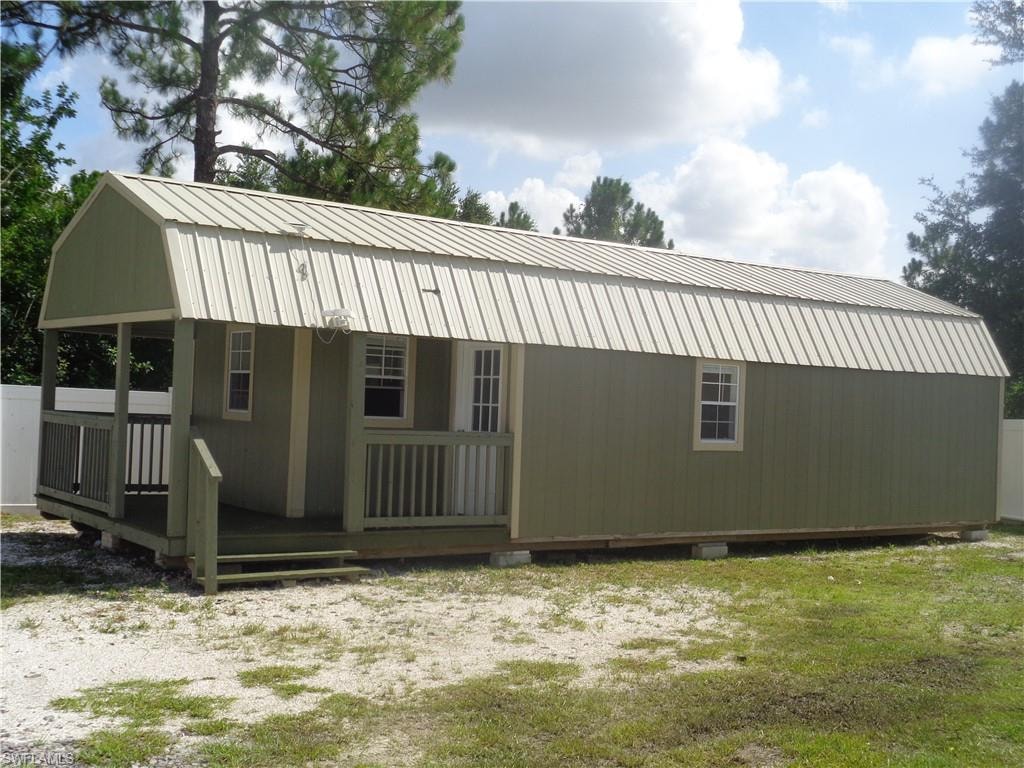 Permitted apartment with 2 bedrooms, 1 bathroom, kitchen and porch