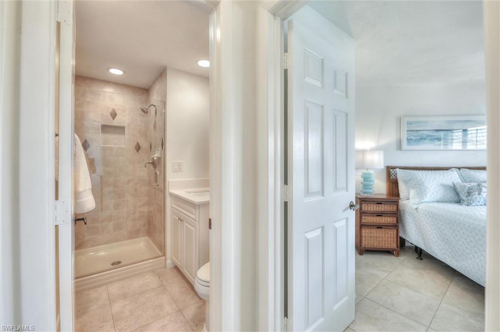 Full bath with toilet and bath / shower combo with glass door