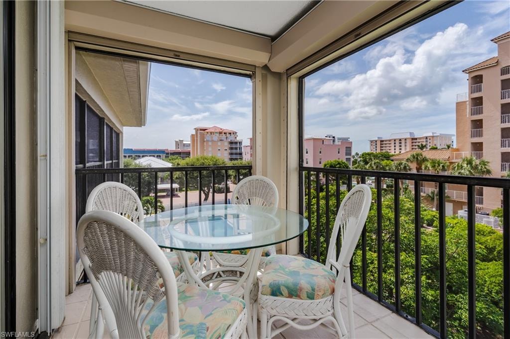 Balcony featuring outdoor dining space