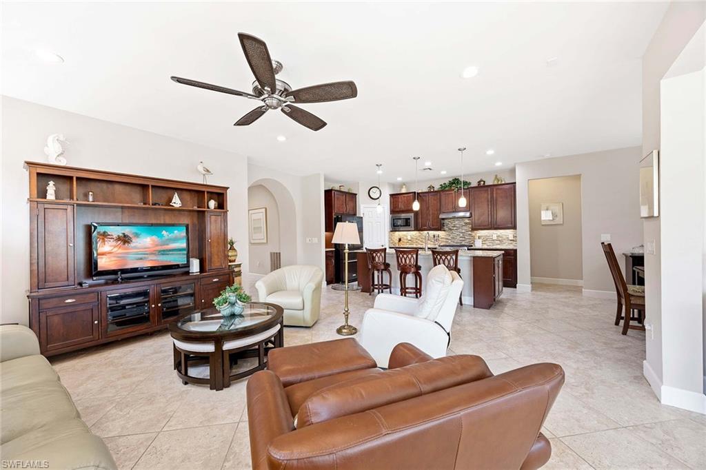 Nice spacious leisure room, tiles floors, neutral paint, turnkey furnished!