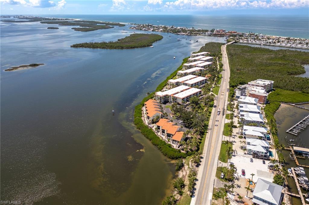 Aerial view of Lemon Bay and Intracoastal Waterway, with quick access to the Gulf of America via Stump Pass.