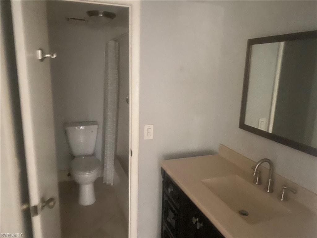 Full bath with vanity and tub / shower combination