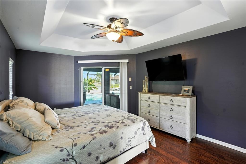 Bedroom with tray ceiling