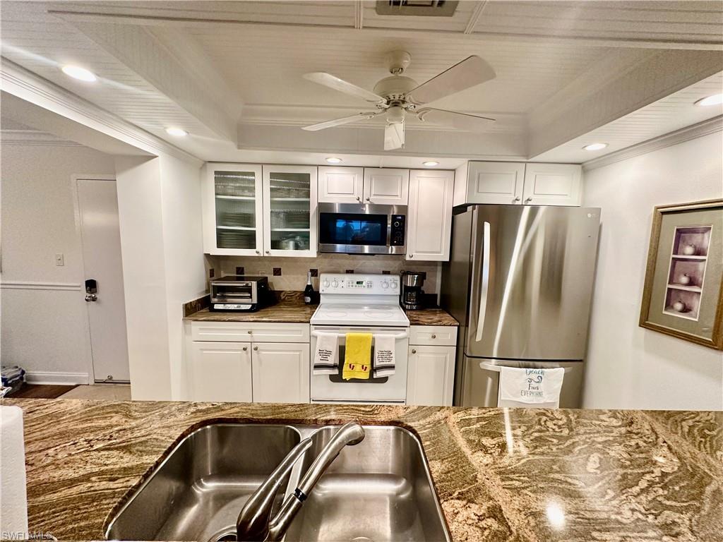 555 Park Shore DR B403 photo 6