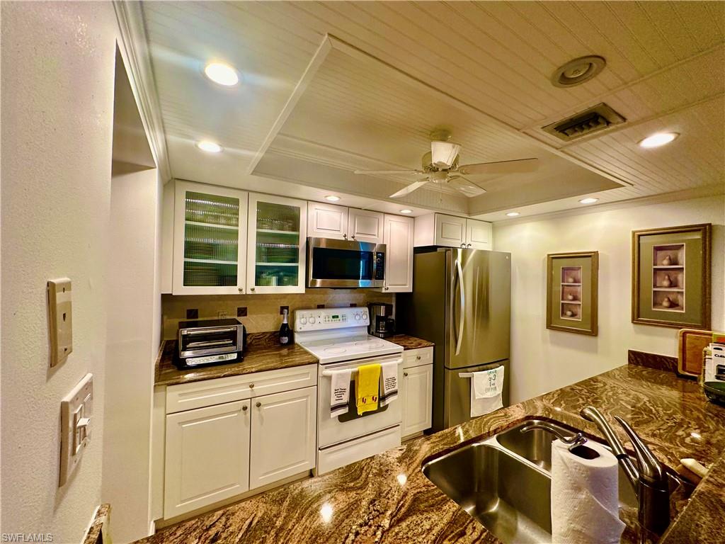 555 Park Shore DR B403 photo 7