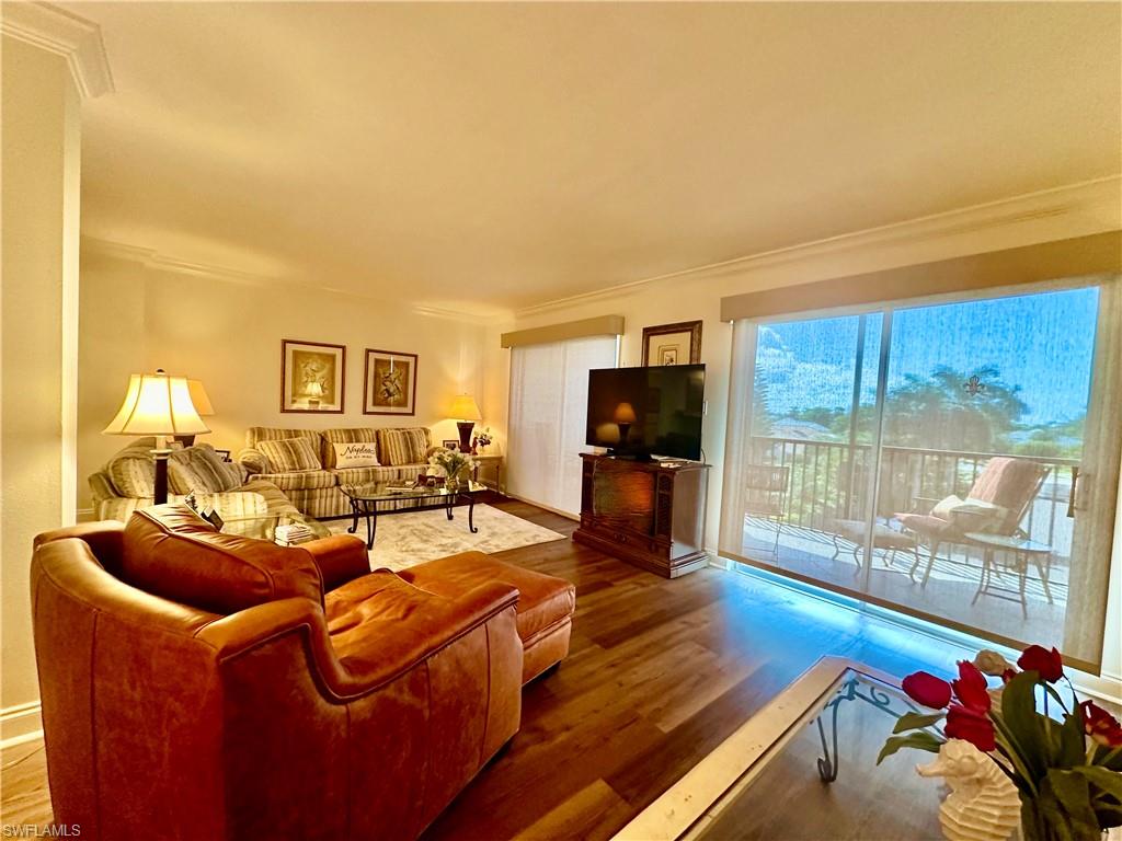 555 Park Shore DR B403 photo 9