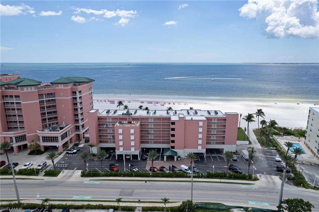 Unit building with the beach and coastline
