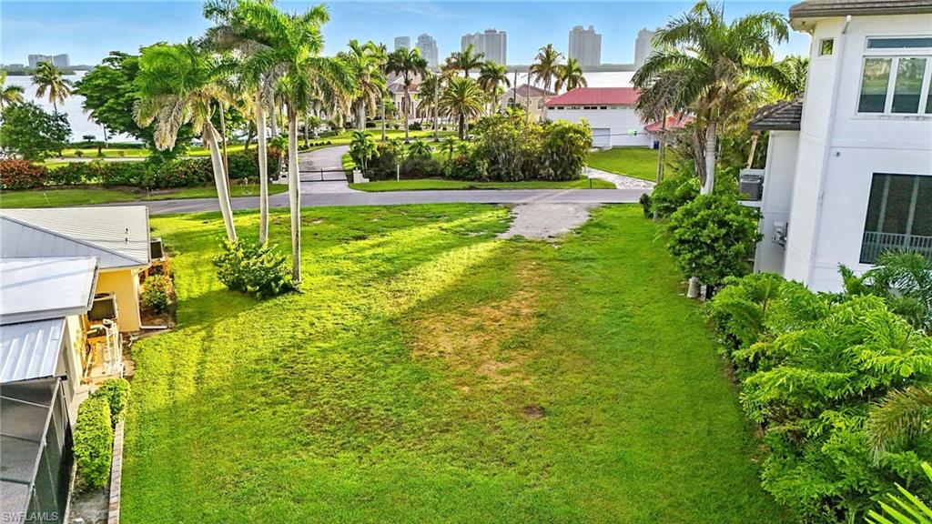 View of grassy yard