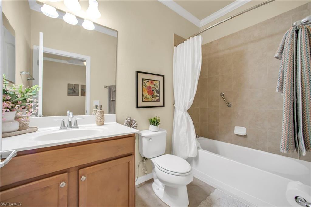 Ensuite bathroom with tiled shower / bath combo