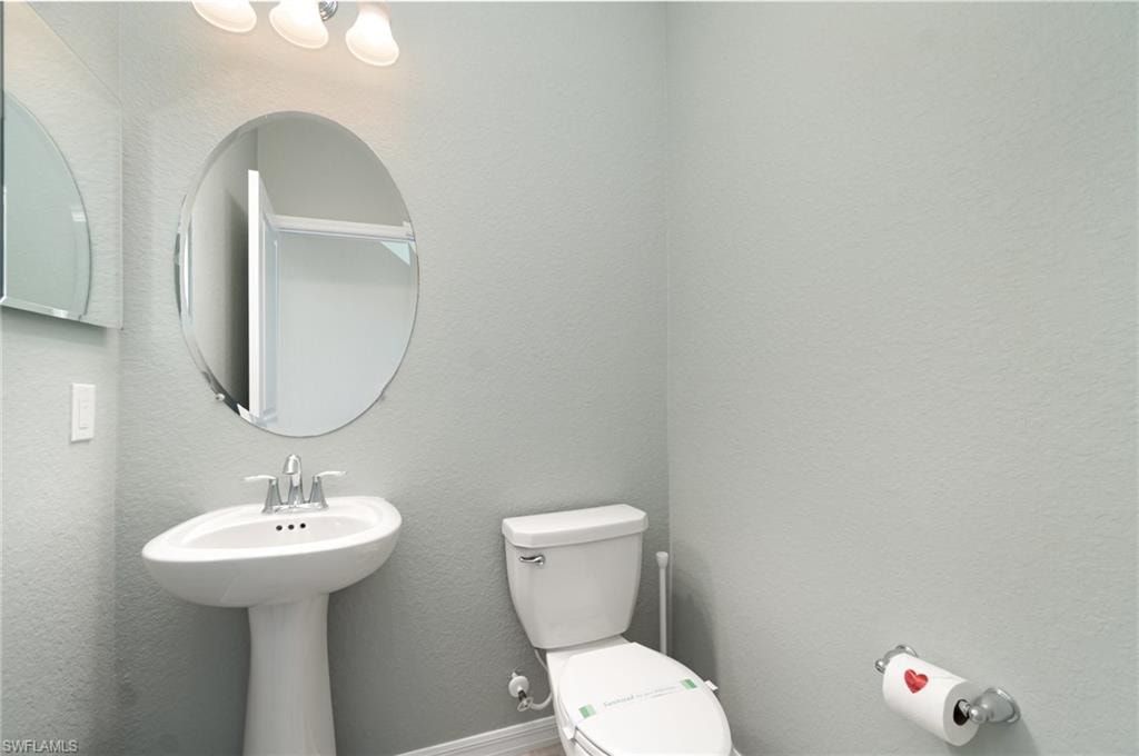 Bathroom with a textured wall