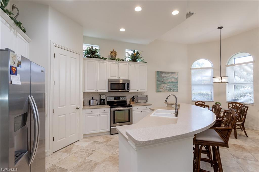 Eat-in Kitchen w/stainless steel appliances and breakfast nook