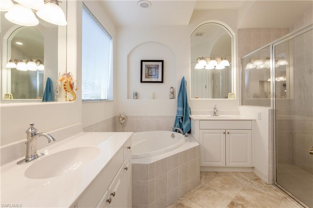 Master bath w/dual sinks soaking tub and walk-in shower