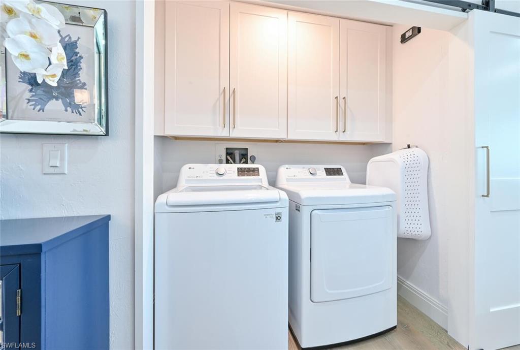 Full Size Washer Dryer in Unit