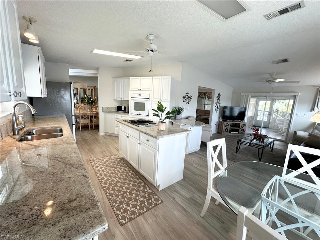 Kitchen & breakfast nook