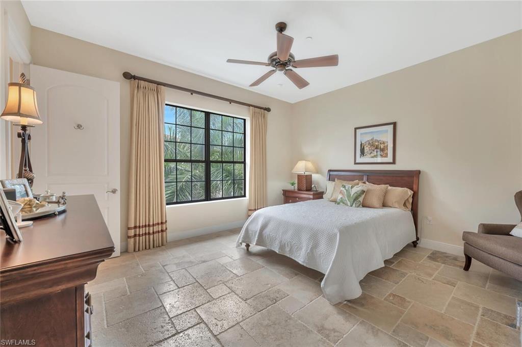 Spacious palm view guest suite with sitting area.