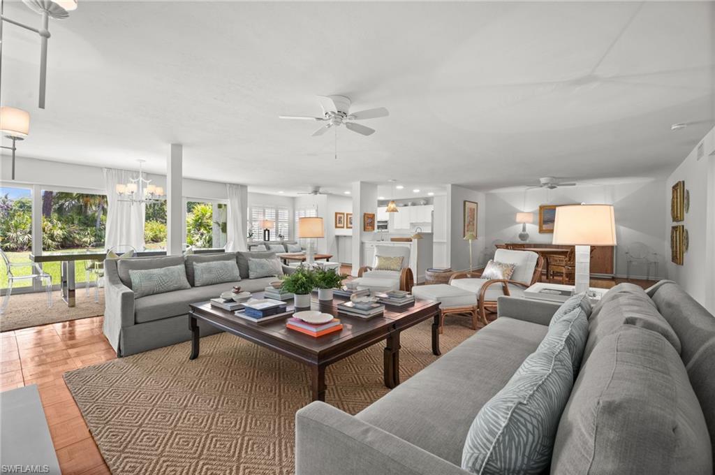 Open living area perfect for entertain family and friends!