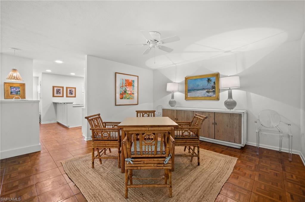 Perfect spot for cards, board games or puzzles lovers!