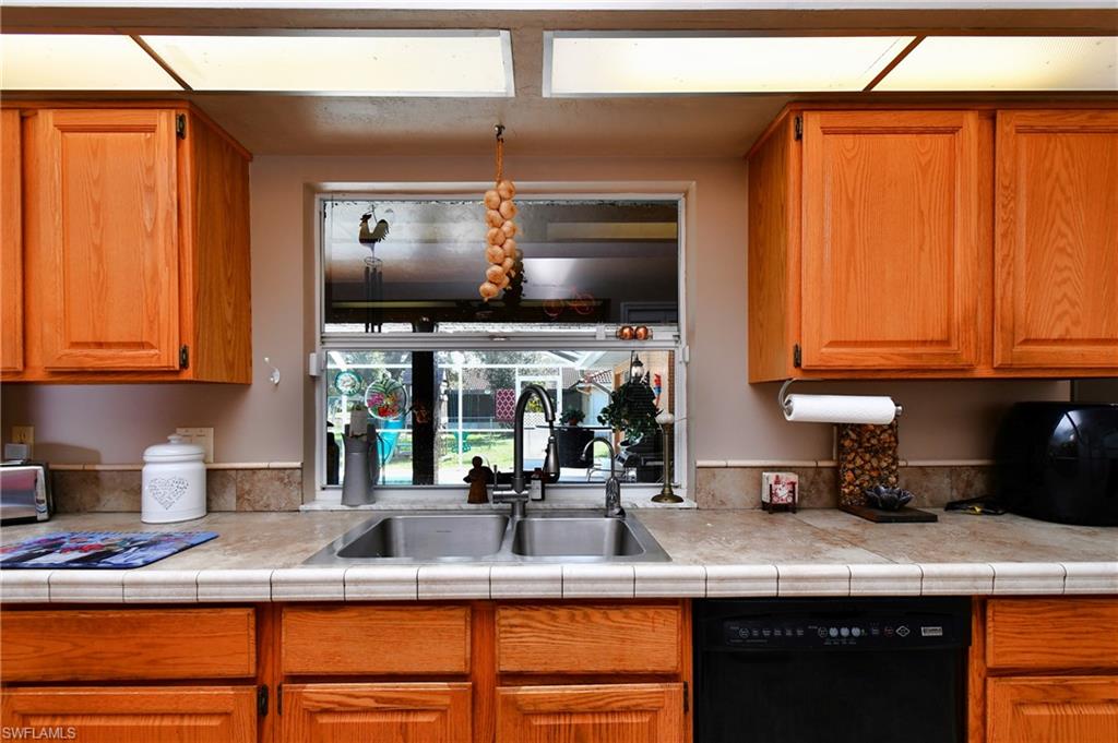 Pass through window to the lanai