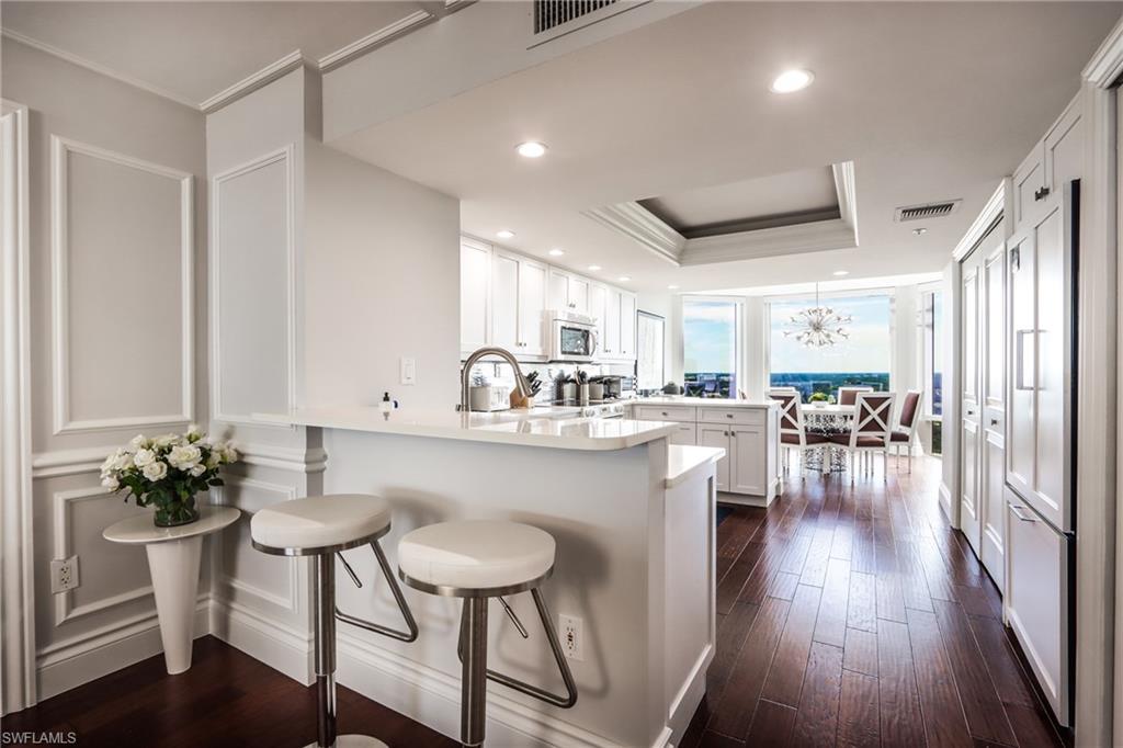 Breakfast Bar/Kitchen