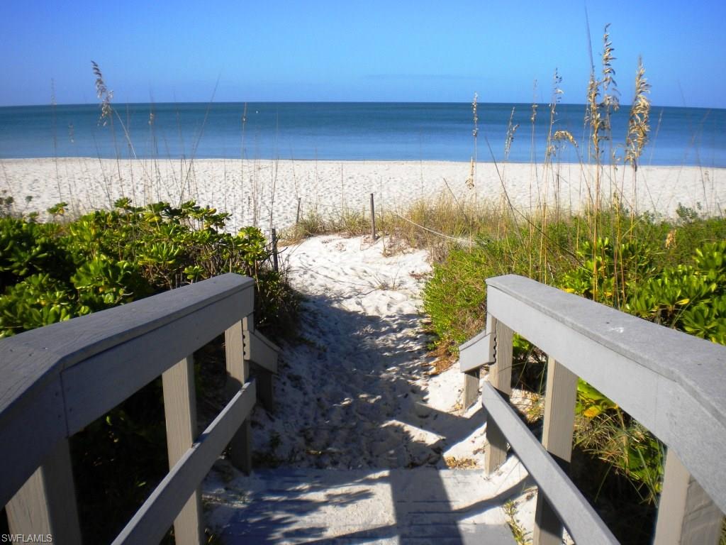 Beach access- 5 minute stroll