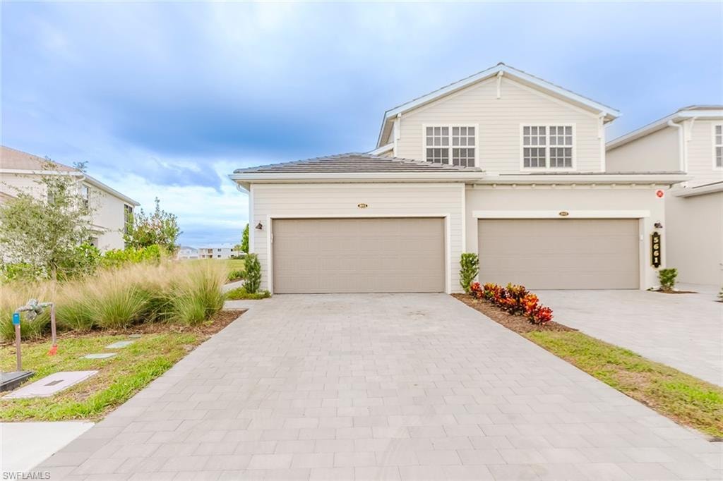 Traditional-style house with driveway