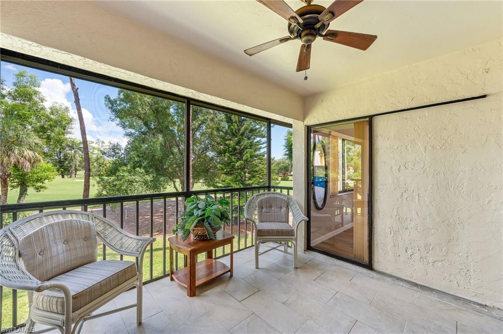 Sunroom / solarium with a textured wall