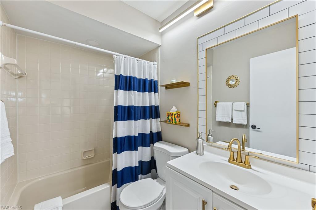 Full bath with shower / bath combo and vanity