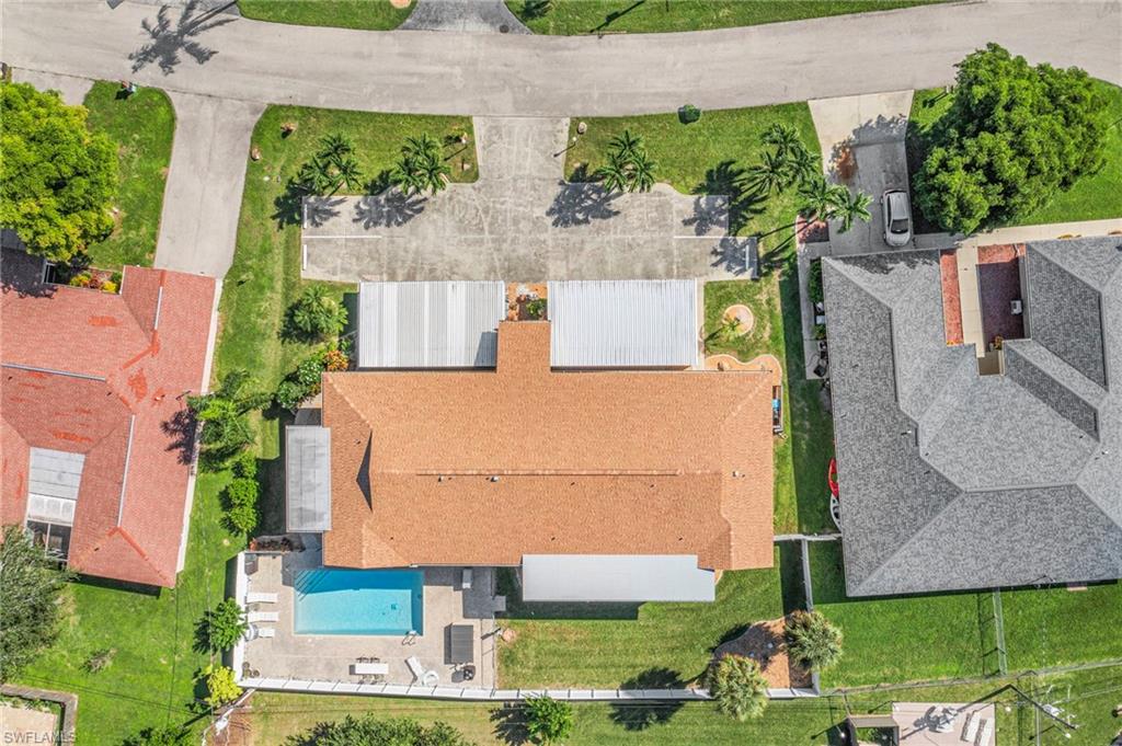 Bird's eye view of a pool area