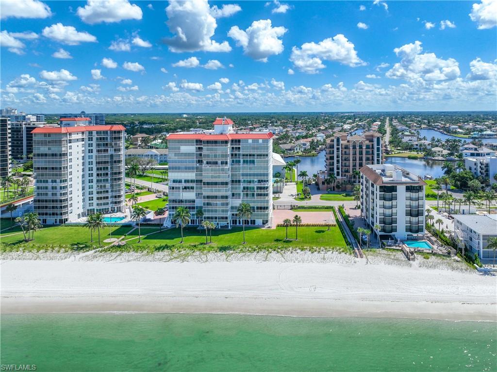 Bird's eye view of waterfront with a beach