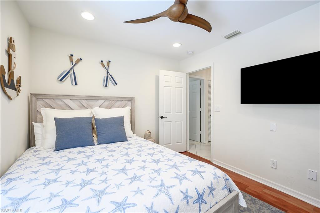 3rd bedroom with queen size bed, also can be your office, free wifi and internet provided