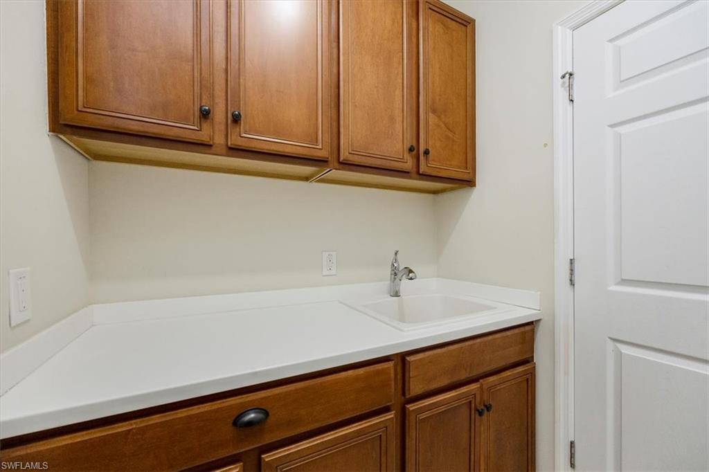 Laundry w/laundry tub