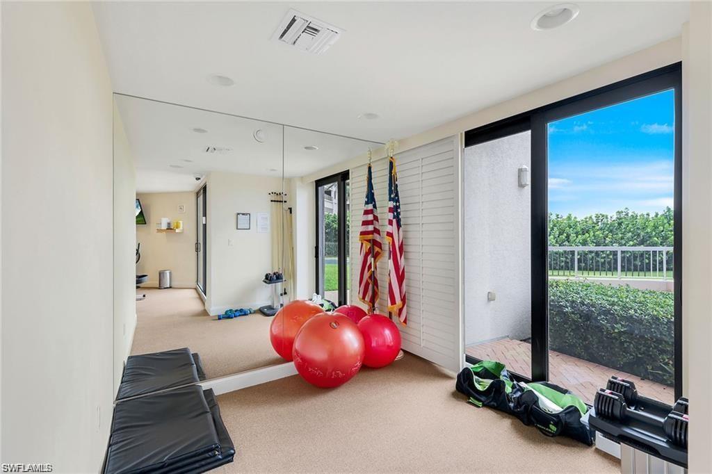 Exercise area with various exercise areas and equipmentt