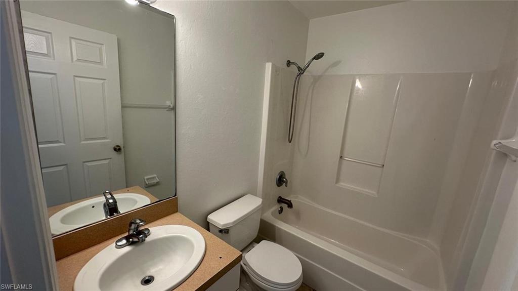Bathroom with bathing tub / shower combination and vanity