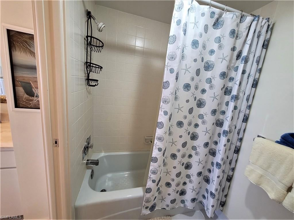 Full bath with shower / tub combo