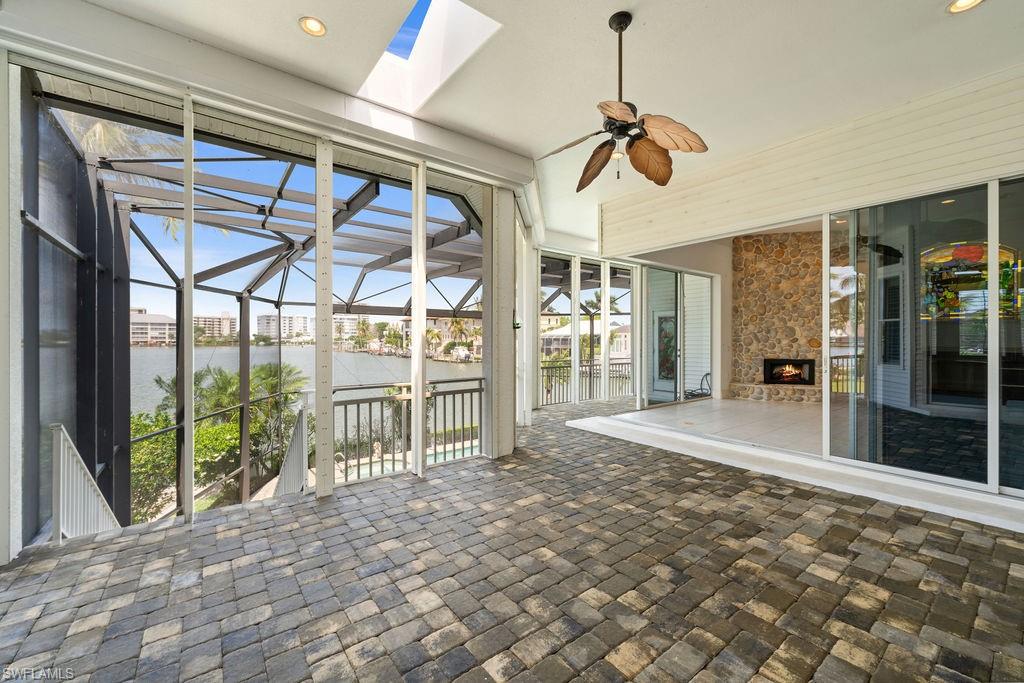 371 Bayside AVE photo 11