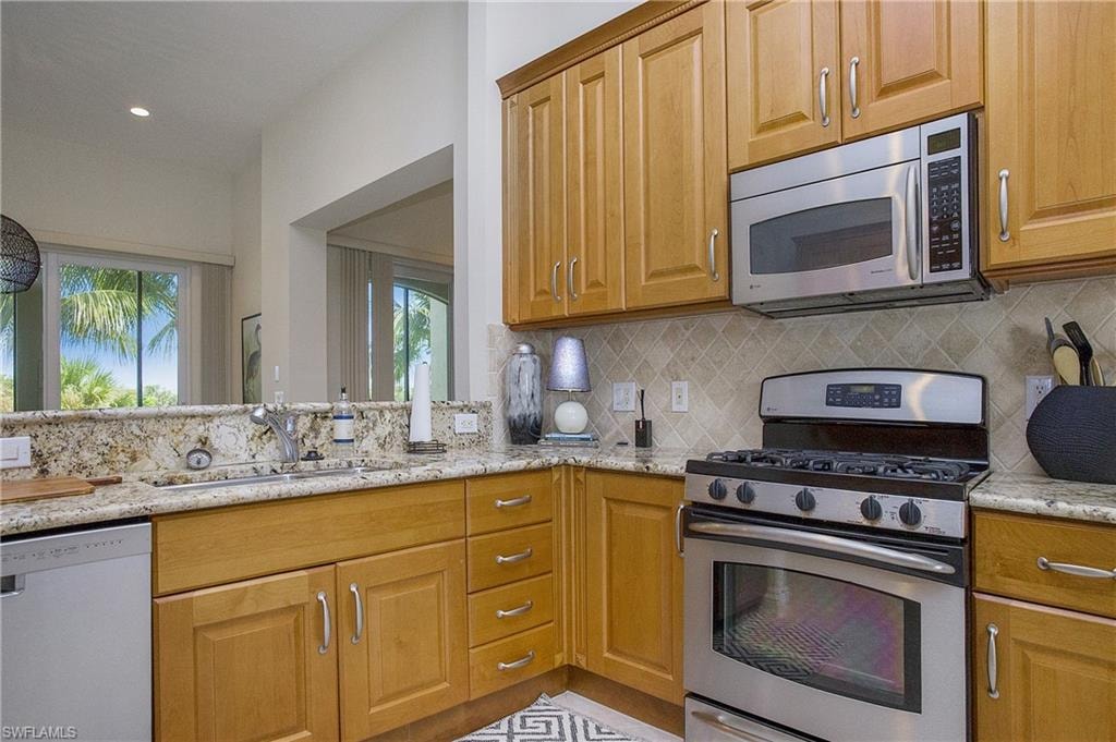 Large and spacious kitchen with gas cooktop and granite counters