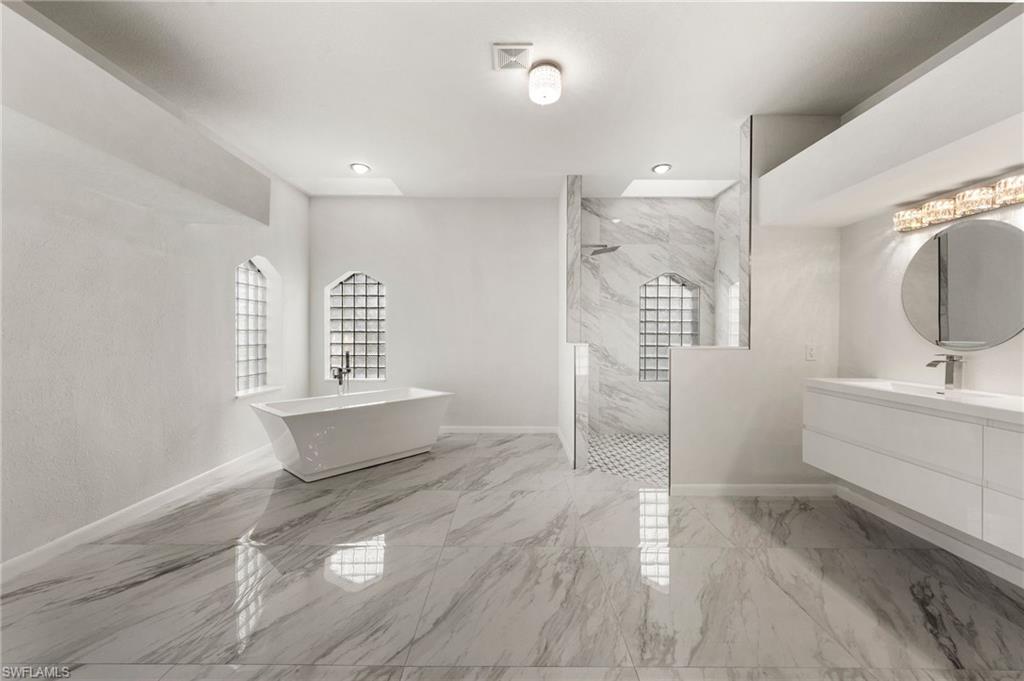 Master BR en suite bath, stand up shower & tub