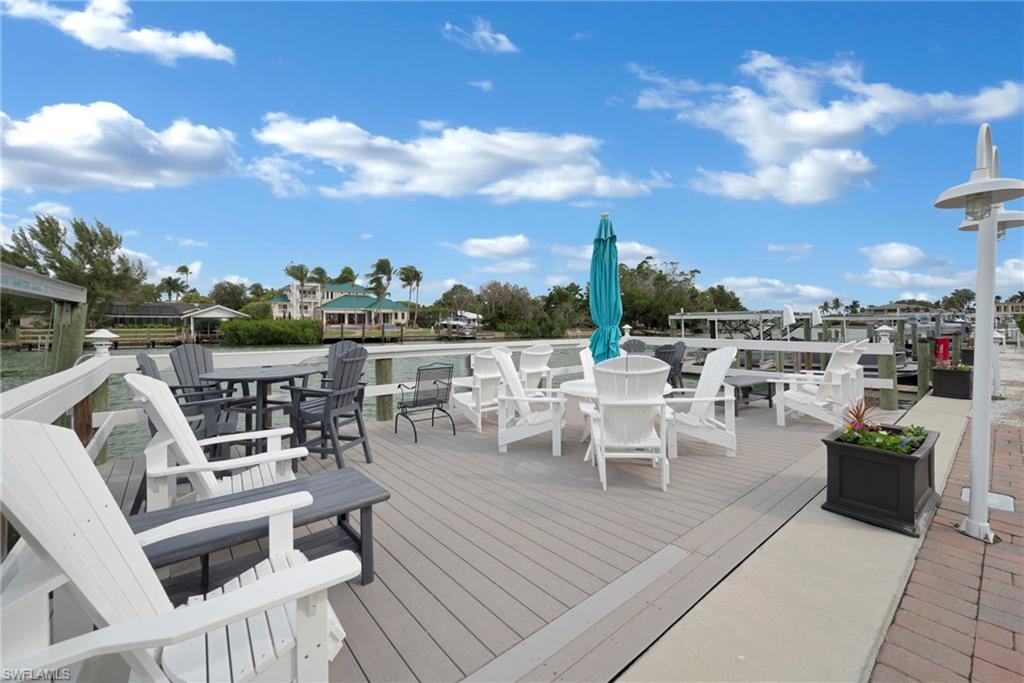 Deck with outdoor dining area