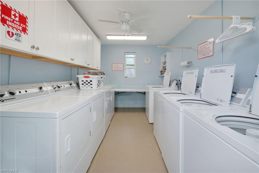 Laundry room with washing machine and dryer and a ceiling fan