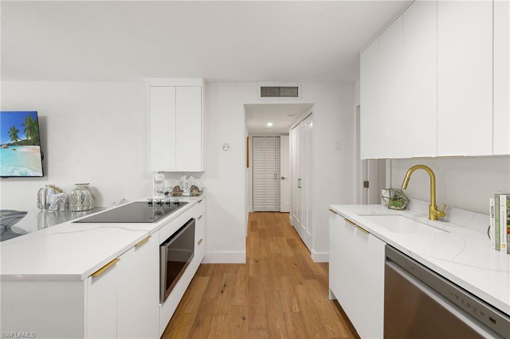 Spacious gourmet kitchen