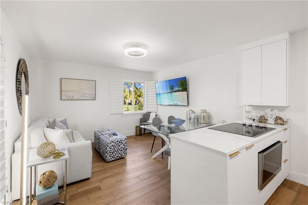 Kitchen/dining/living area