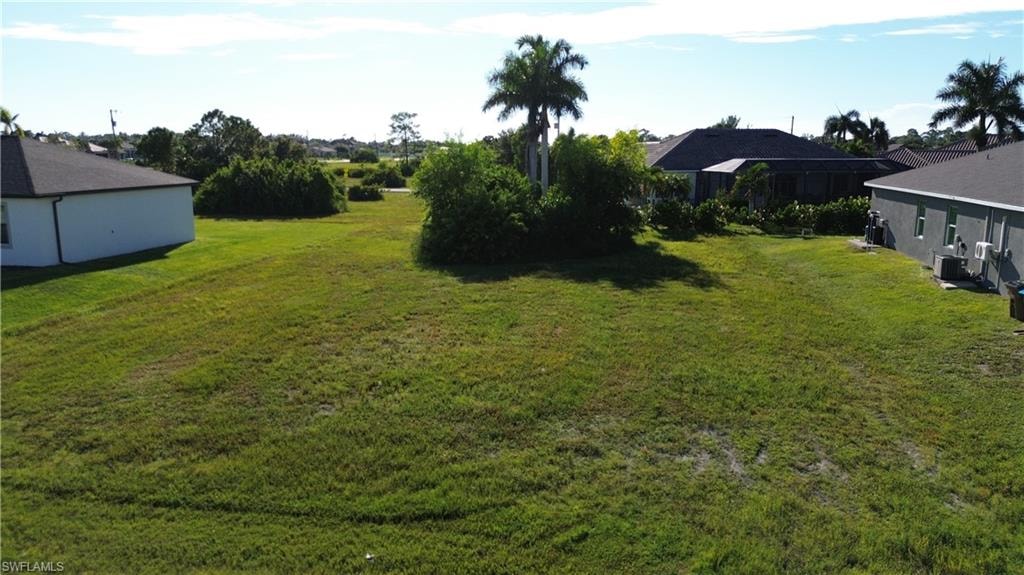 View of grassy yard
